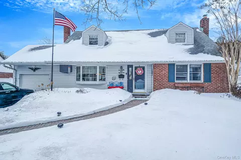 47 Grover Ln, East Northport, NY 11731