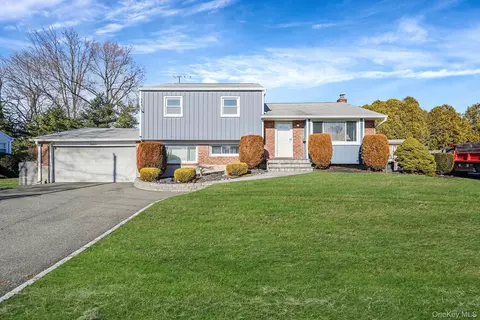 7 Marlowe Pl, Greenlawn, NY 11740