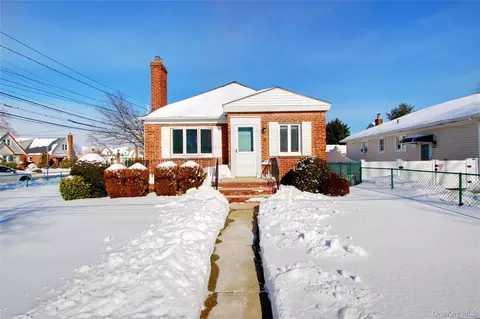 814 Benris Ave, Franklin Square, NY 11010
