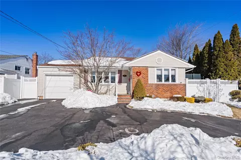 237 Linden St, Massapequa Park, NY 11762