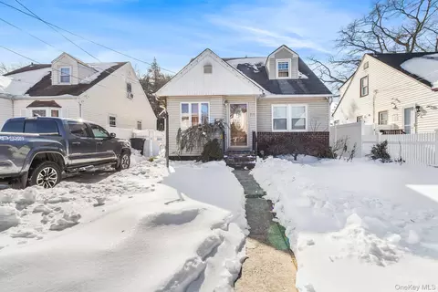 938 Wallace Ave, Baldwin, NY 11510