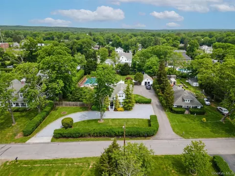 15 Walnut Ave, East Quogue, NY 11942