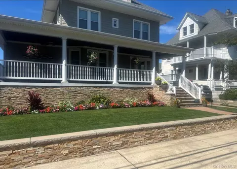 225 Beach 120th St, Rockaway Park, NY 11694