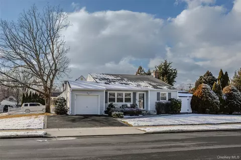 36 Hart St, Farmingdale, NY 11735