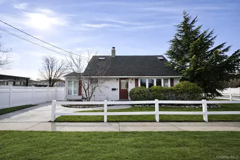 32 Saint Marks Pl, Massapequa, NY 11758