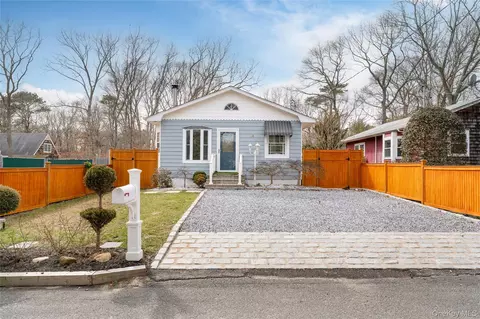 34 Shinnecock Ave, East Quogue, NY 11942
