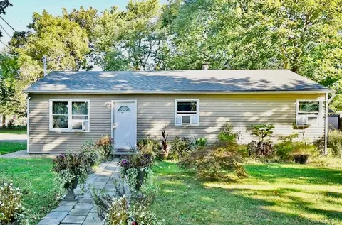 71 Macarthur Ave, Brentwood, NY 11717