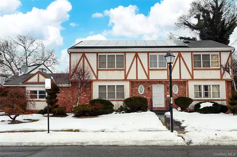 28 Polo Rd, North Hempstead, NY 11023