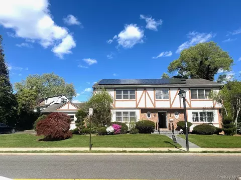 28 Polo Rd, North Hempstead, NY 11023