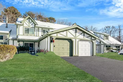 97 Drexelgate Ct, Middle Island, NY 11953