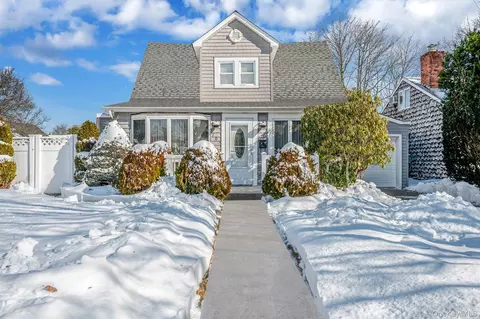 704 S 5th St, Lindenhurst, NY 11757
