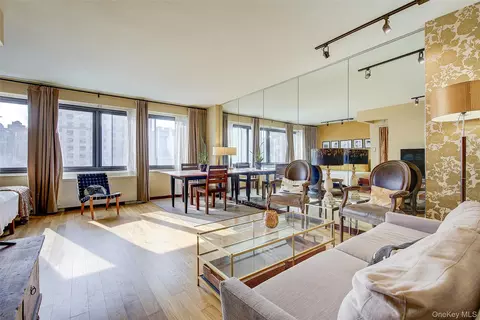201 W 21st St #9G, New York, NY 10011