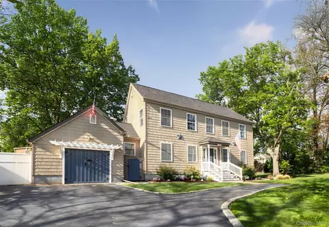 230 Eastport Manor Rd, Manorville, NY 11949