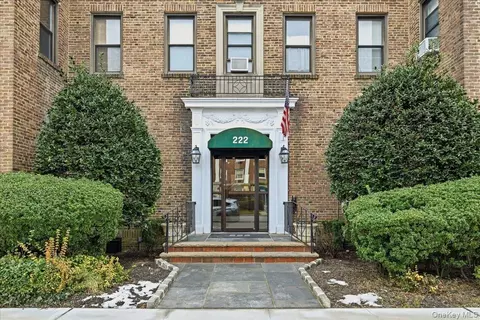 222 7th St #1K, Garden City, NY 11530