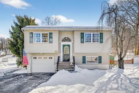 31 Newbury St, Monroe, NY 10950