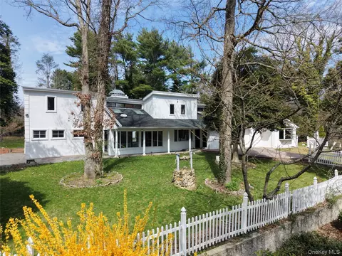549 Woodbury Rd, Cold Spring Harbor, NY 11724