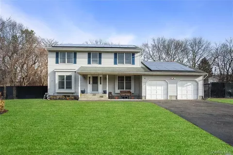 15 Eton Rd, Farmingville, NY 11738
