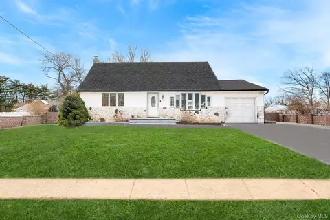 42 Ronald Dr N, Amityville, NY 11701