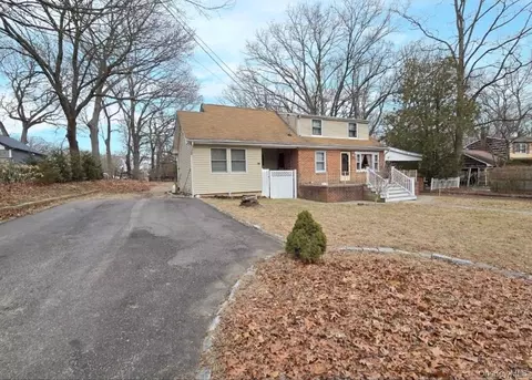 27 Dillmont Dr, Smithtown, NY 11787