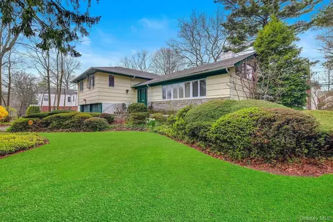 25 North Dr, North Hempstead, NY 11021