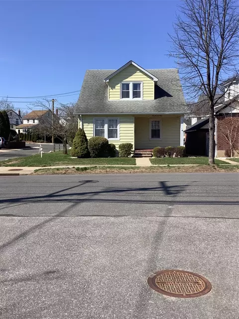 101 Stewart St, Floral Park, NY 11001