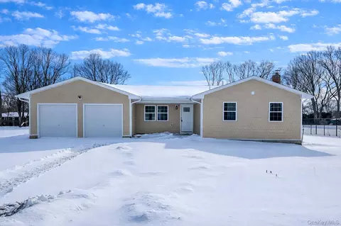 36 Brian St, Holbrook, NY 11741