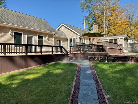 70 Camp Dr, Clinton, NY 12572
