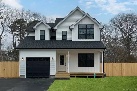 43 Shirley Ln, Medford, NY 11763