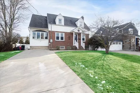 3195 Nantucket Ln, Oceanside, NY 11572