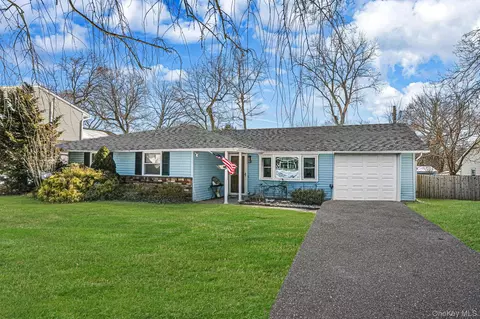 14 Mount Wilson Ave, Farmingville, NY 11738