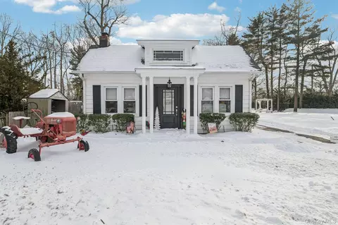 2 Oak St, Smithtown, NY 11787