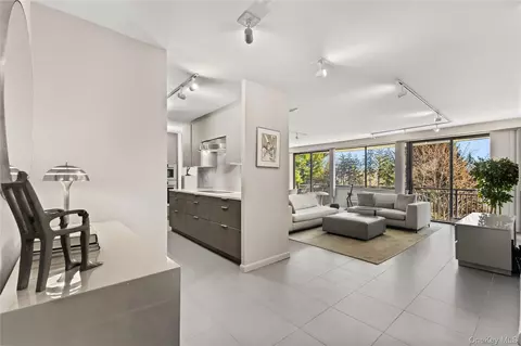 15 Stewart Pl #4A, White Plains, NY 10603