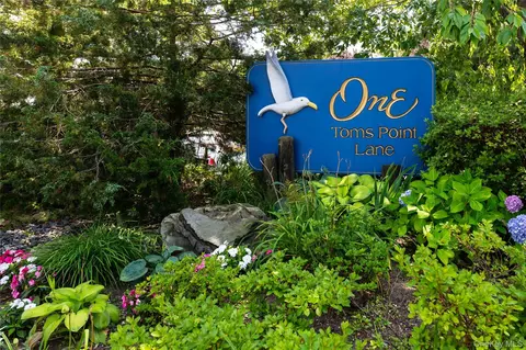 1 Toms Point Ln #C  1, North Hempstead, NY 11050