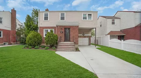 34 Diamond St, Elmont, NY 11003