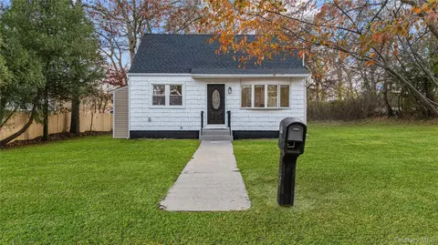 78 Carr Ln, Coram, NY 11727
