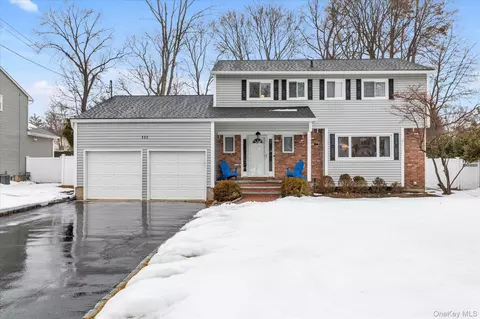 111 Cocks Ln, Locust Valley, NY 11560