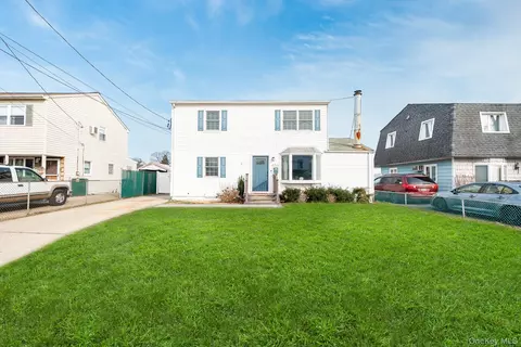 456 48th St, Lindenhurst, NY 11757