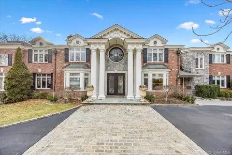 10 Hemlock Dr, North Hempstead, NY 11024