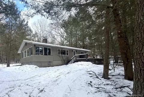 76 Park Ln, Highland, NY 12792