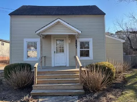 257 Flanders Rd, Riverhead, NY 11901