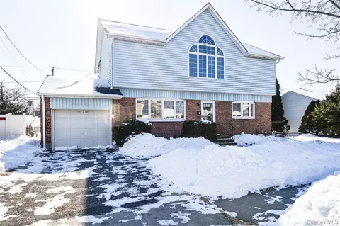 25 Westbury Ave, Plainview, NY 11803