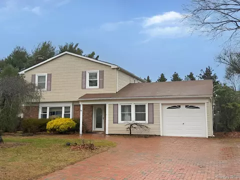 26 Malvern Ln, Stony Brook, NY 11790