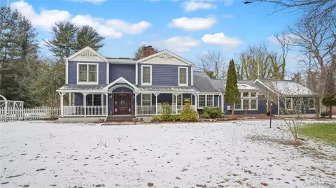 1 Tracklot Rd, Saint James, NY 11780