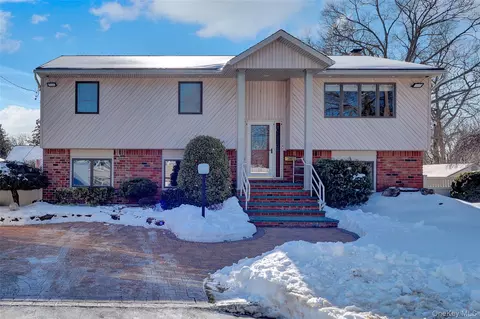 98 Kingsland Ave, West Islip, NY 11795