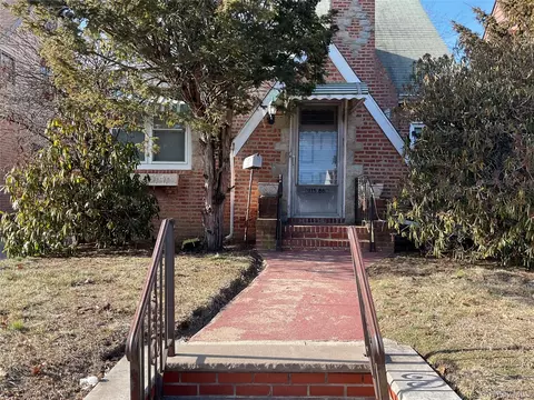 11588 220th St, New York, NY 11411