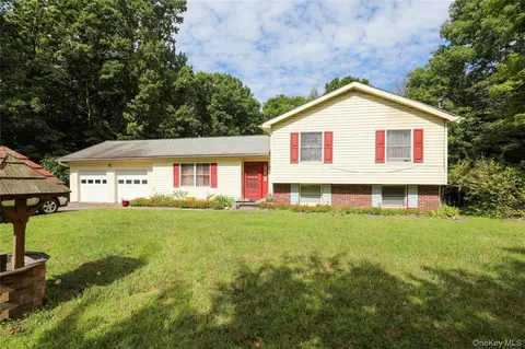 38 Roxanne Blvd, Lloyd, NY 12528