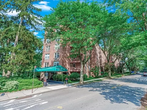 42-30 Douglaston Pkwy #2P, Douglaston, NY 11363