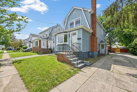 6 Pershing Ave, Valley Stream, NY 11581