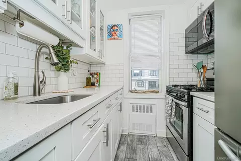130 Beach 121st St #1G, Rockaway Park, NY 11694