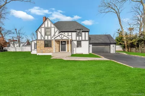 15 Bayview St E, Massapequa, NY 11758